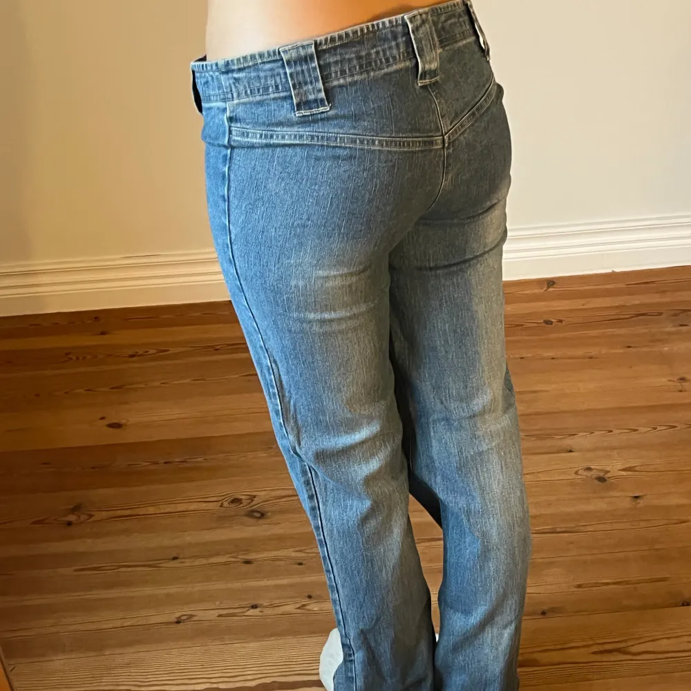  Midjemått( rätt över): 43cm  Inerbenslängd: 82cm   Köp dem via ”KÖP NU” eller Swish  Modellen är 170 cm, inga defekter 💕. Jeans & Byxor.