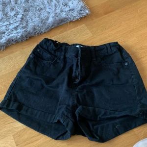 Shorts  - Fina svarta shorts inga hål fin kondition 