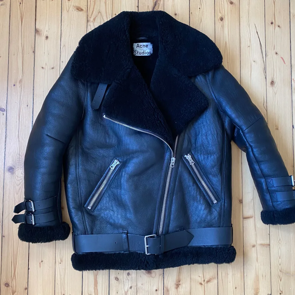 Incredible piece from Acne Studios. Very gently used still in great condition. Details and leather is in very good condition. Fits relaxed and oversized. Tagged size 32, fits 32-34.. Jackor.