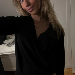 Elegant blus!  - Elegant och stilren blus från h&m i strl xs. Perfekt till ett par kostymbyxor.  Använd sparsamt. 