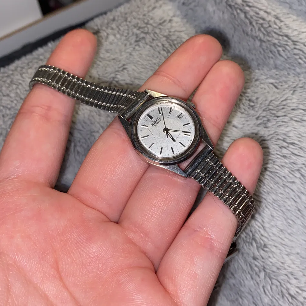 Superfin Seiko Quartz klocka som aldrig kommit till användning. Den var stannad när jag köpte den second hand, men TROR att det enda som behövs är ett nytt batteri. Skriv om du har mer frågor eller liknande💕🎀. Accessoarer.