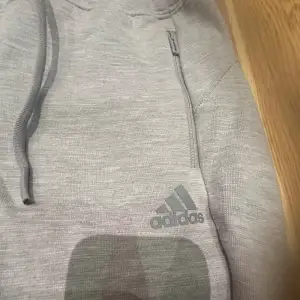 Jätte fina o sköna gråa Adidas byxor använt endast 1-2 gånger 🩶 fint skick skriv privat för frågor , 