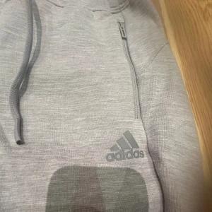 Adidas byxor  - Jätte fina o sköna gråa Adidas byxor använt endast 1-2 gånger 🩶 fint skick skriv privat för frågor , 