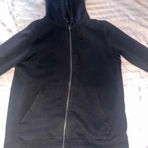 Ziphoodie från Jack & Jones - En svart ziphoodie från Jack & Jones i storlek Large. Använd men fin i materialet, tvättas innan den skickas!