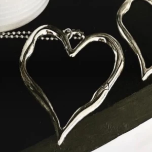 Halsband  - Nytt stort hjärt halsband med lång kulkedja 