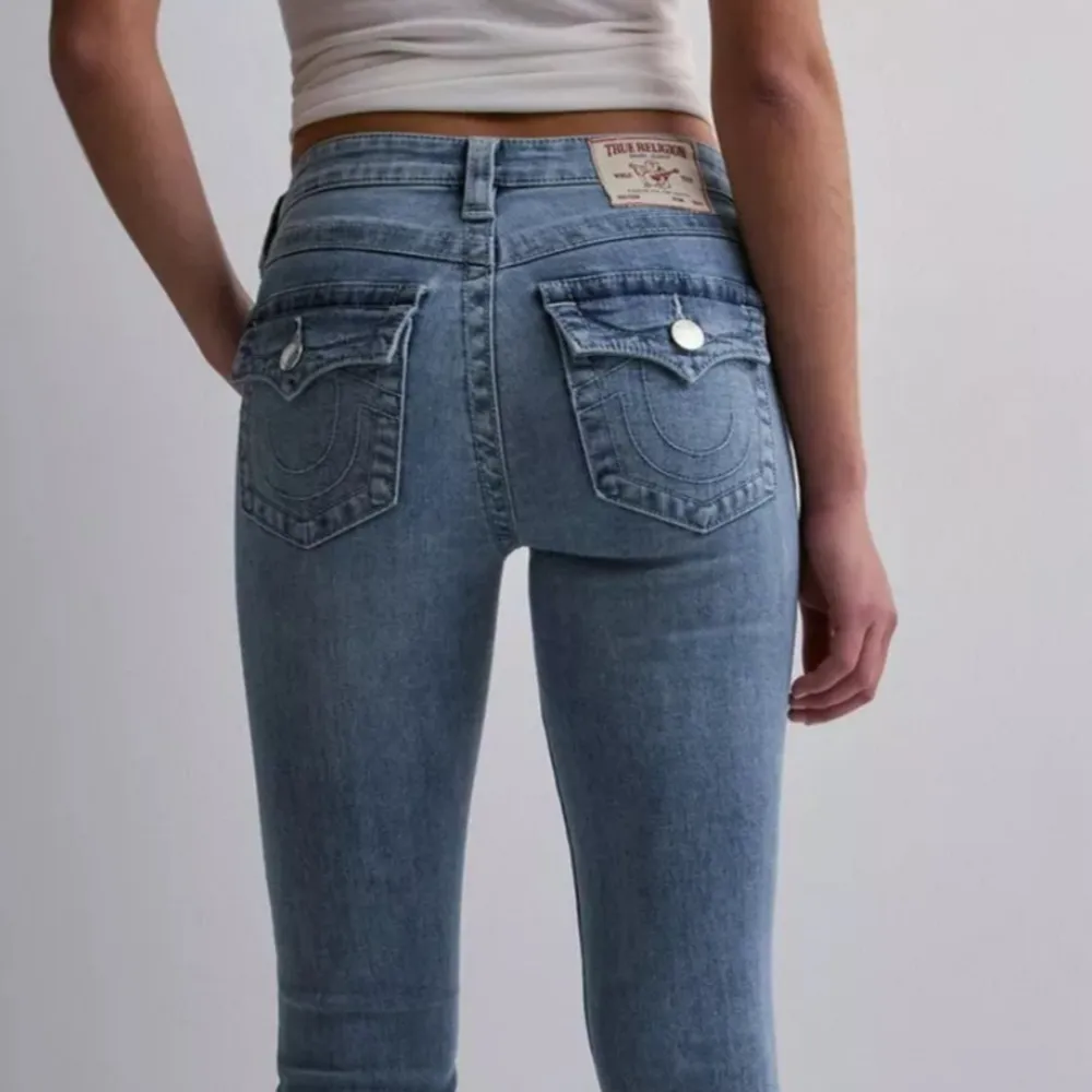 Super fina true religion jeans köpta ifrån nelly ❤️ normal pris: 1199, säljer för 800☺️. Jeans & Byxor.