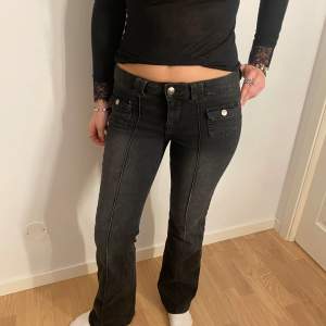 Skit fina nya gråa/svarta jeans, knappt använda säljer då jag har ett annat par liknande jeans.💗