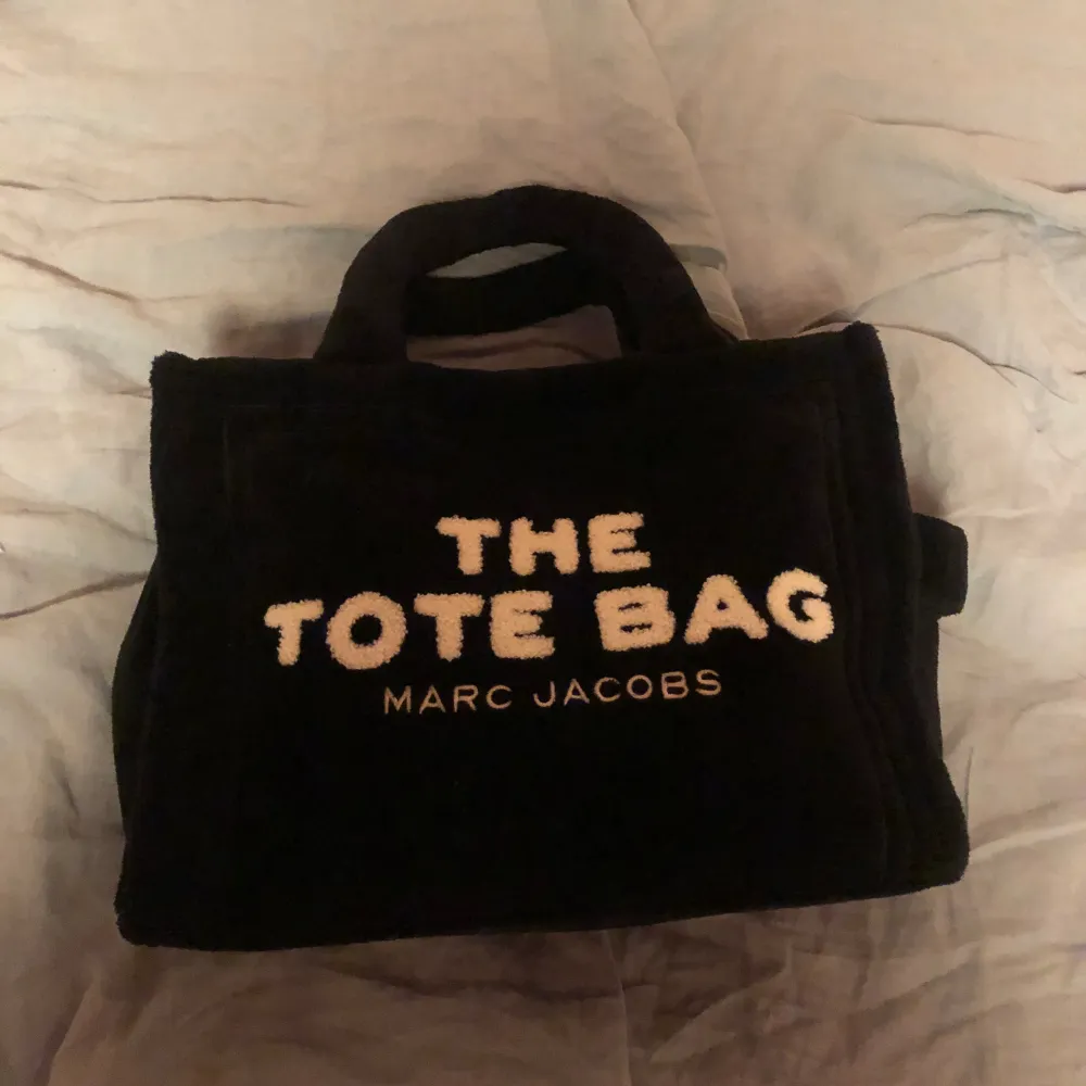 Svart Marc Jacobs Tote Bag. Väskan är som ny och knappt använd. Fick den i present förra året men inte min stil därav säljer jag den. För mer info kontakta mig.. Väskor.