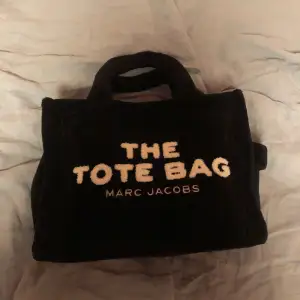 Svart Marc Jacobs Tote Bag. Väskan är som ny och knappt använd. Fick den i present förra året men inte min stil därav säljer jag den. För mer info kontakta mig.