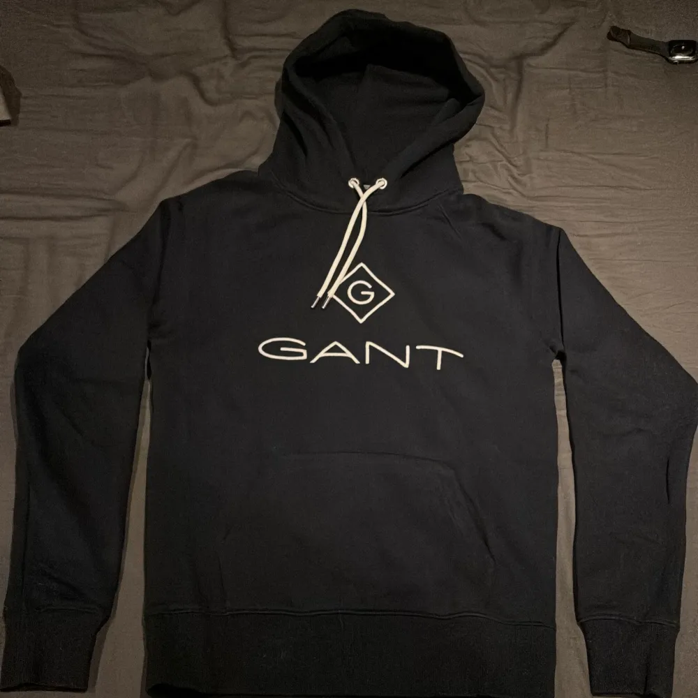 Gant hoodie storlek S använt mindre än 5 gånger skicket är som nytt inga defekter. T- shirten kan kombineras med Hoodien för extra 50 kr. Hoodies.