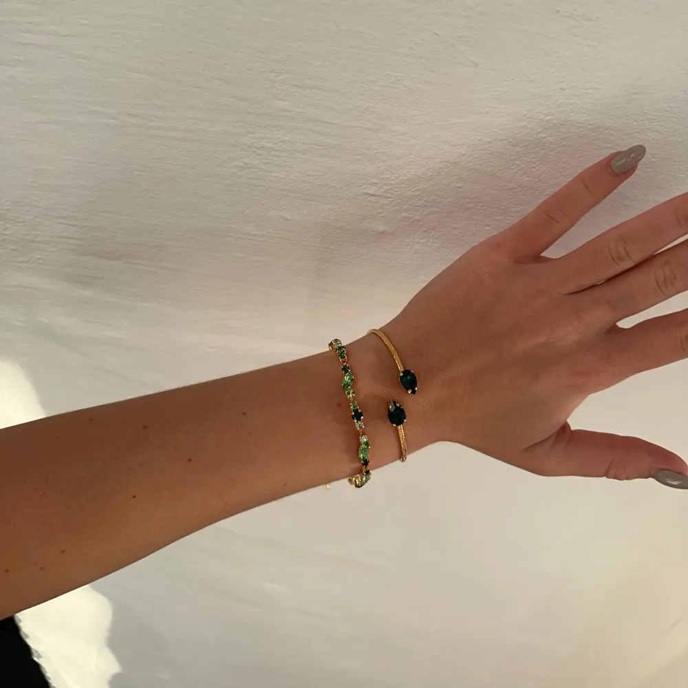 Säljer detta armband från Caroline Svedbom i modellen Petite drop bracelet emerald / gold💚inga defekter. Går att köpa båda två på första bilden. . Accessoarer.