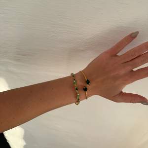 Säljer detta armband från Caroline Svedbom i modellen Petite drop bracelet emerald / gold💚inga defekter. Går att köpa båda två på första bilden. 