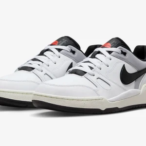 Nike Full Force Low - Storlek 44 helt ny använda aldrig den var för stor och kunde inte göra retur så det är därför jag säljerden.  Den kommer med paketet.