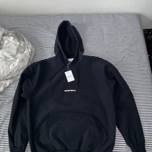 BEYOND MEDALS Jacka - Softshell Hoodie - Helt ny oanvänd hoddie från Beyond medals med reflex bak och fram.  Taggar sitter på. Säljer pga köpte fel storlek. Priset kan diskuteras vid snabb affär.