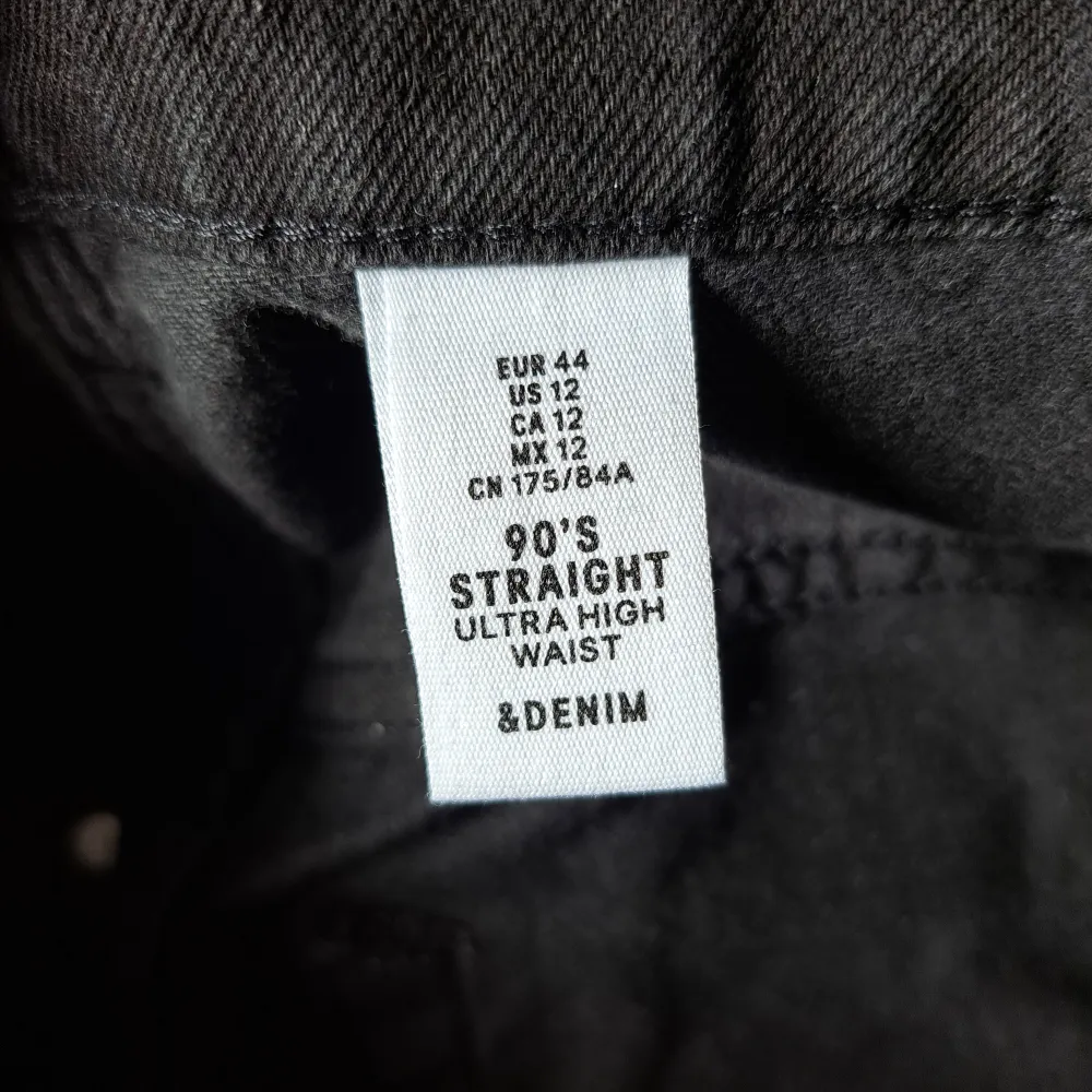 Oanvända svarta jeans i 90's straight modell. Från H&M.. Jeans & Byxor.