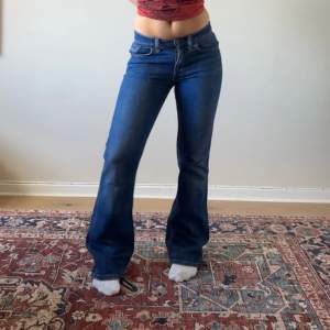 Så snygga vintage Hilfiger jeans. Midjemåttet är ca 76cm och innerbenslängden är ca 84cm. 