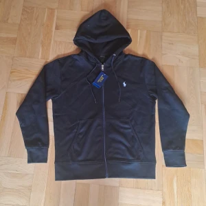 Ralph Lauren Hoodie - Säljer en svart oanvänd/ny Ralph Lauren Hoodie. Stl S, alla tags kvar. Säljes pga passar inte mig. Skickas eller möts upp i Stockholm. Vid frågor är det bara att skriva. Priset kan sänkas vid snabb och smidig affär.