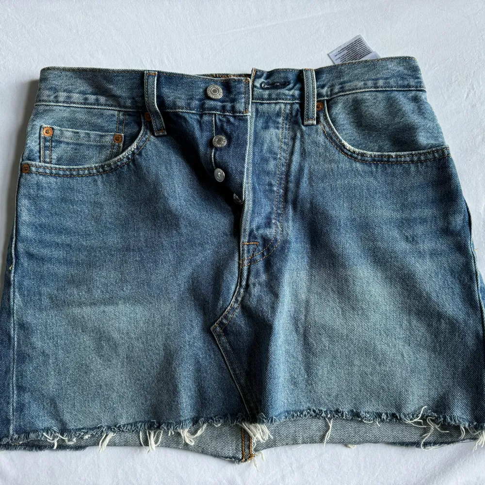 Levi’s mini skirt in classic blue jeans that never goes out of style . Kjolar.