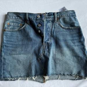 Levi’s mini skirt in classic blue jeans that never goes out of style 