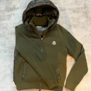 Moncler cardigan  - Intresse koll på min Moncler cardigan. Modell från 2015, men i skick 9/10, inga defekter eller liknande. Är 181 och väger 73kg. Den är äkta såklart. Vid frågor är det bara skriva privat!