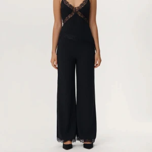 Spetsbyxor från avora - Super fina byxor från avora.  Helt oanvända i strl 36. Nypris 1500kr💞