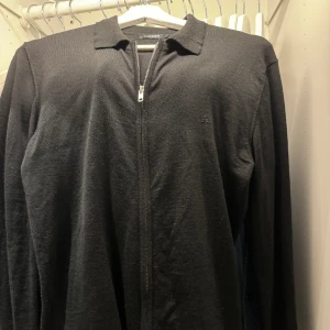 J.Lindeberg tröja  - Bra skick, säljer pga att den inte kommer till användning 