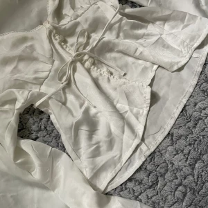 Blus - Satin blus ifrån h&m.  Denna är i ett väldigt bra skick och kommer nästan aldrig till andvänding.  ✨🤩💋