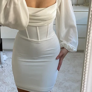 Studentklänning   - Säljer min gamla student klänning som jag köpte 2022, endast använd en gång! den har dubbel lager vid brösten så man inte nödvändigtvis behöver ha på sig en bh, den har även dubbla lager vid nederdelen så den är inte genomskinlig!!   Storlek 34 