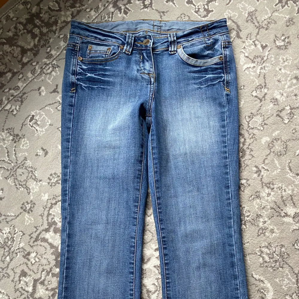 Säljer mina super fina lågmidjade bootcut jeans som är i en så fin tvätt och även väldigt sköna! Jeansen har inga defekter, storlek 34 och har stretch🩷. Jeans & Byxor.
