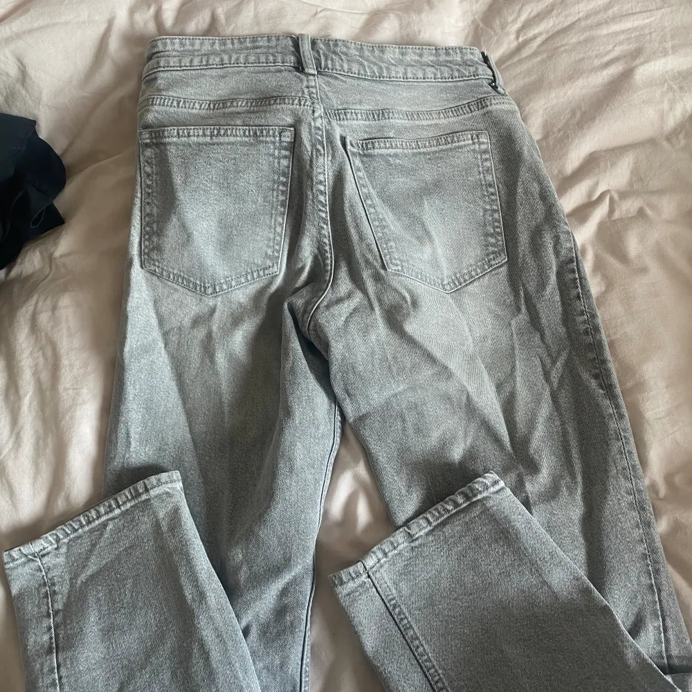 Gråa midwaist jeans från H&M, storlek 38. Säljer pga för stora, använd 2 gånger!. Jeans & Byxor.