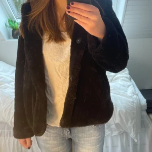 Pälsjacka - En svart pälsjacka perfekt nu till vår och sommar🙌🙌 Från Zara Basic i storlek S, kan stängas och har luva!🌟