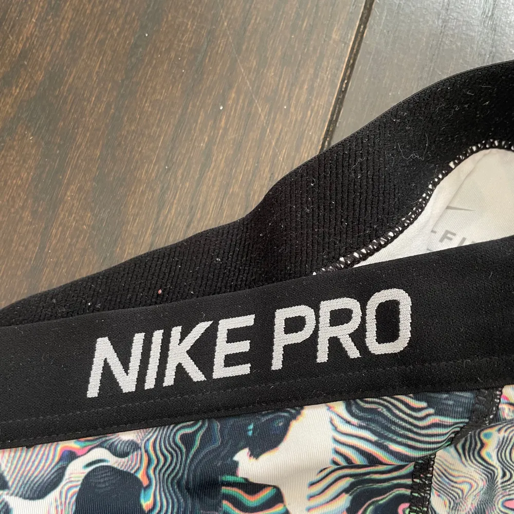 Ett par mönstrade Nike PRO shorts i storlek XS, men passar även S🌟🌟 Använda ett fåtal gånger men inget som syns! . Sport & träning.
