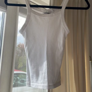 Linne  - Linne. Liten fläck där fram (se på bild) men går nog bort i tvätten. Skriv om det önskas bilder på❤️