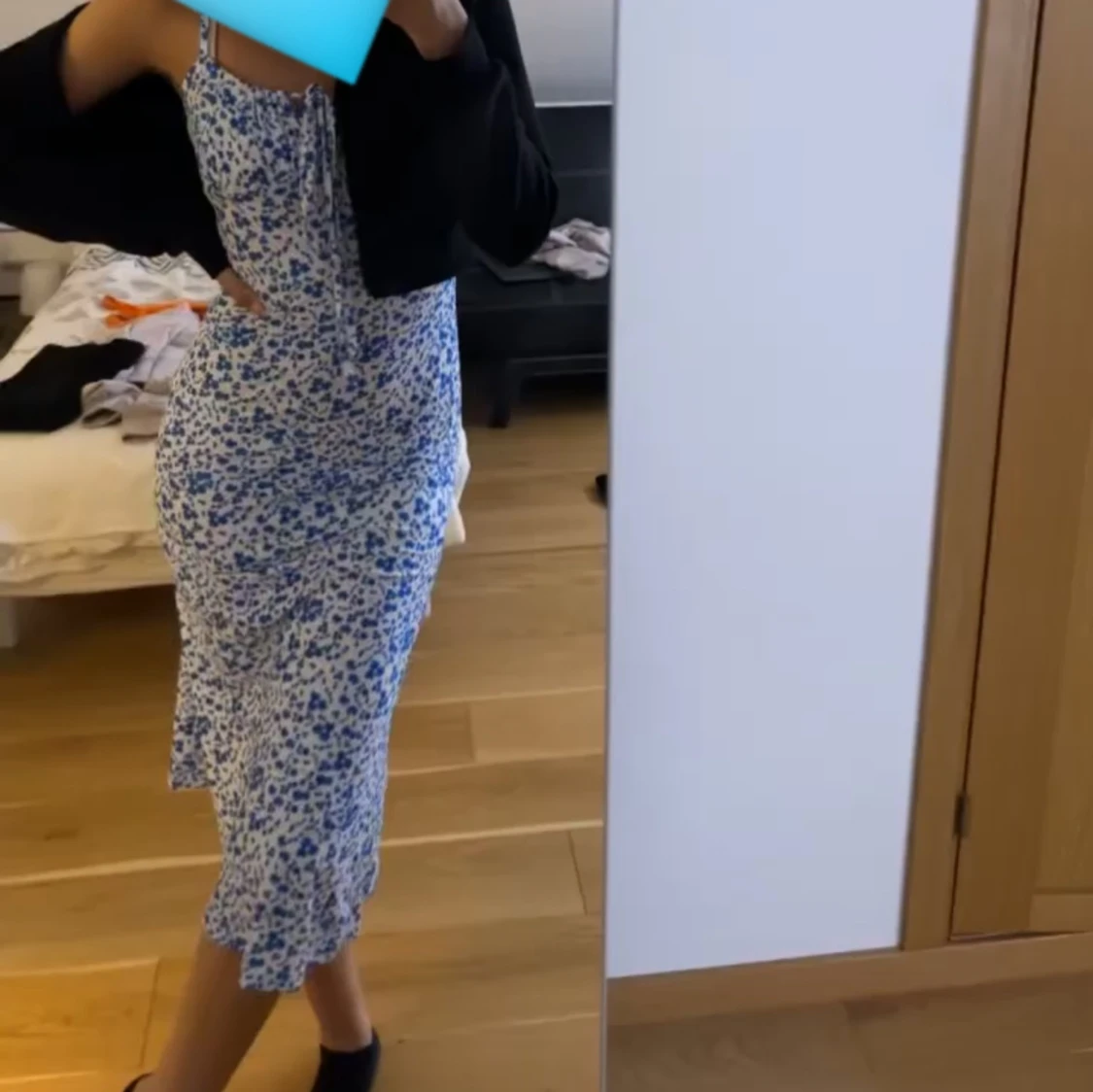 Vit/blå blommig klänning🤍 - 90