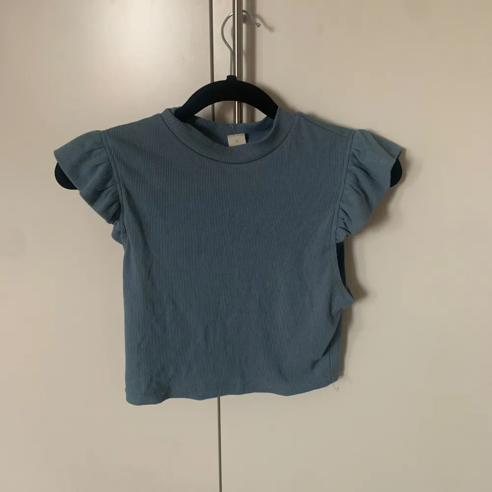 Säljer denna blå volang t-shirt, aldrig använd. Skriv vid minsta lilla frågor eller fler bilder🩷 pris kan diskuteras.. T-shirts.