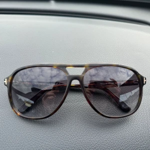 Tom Ford solglasögon  - Säljer dessa skifteta Tom Ford solaglasögonen som är i ett toppen skick! Inga repor eller skador utan i nyskick. De är cirka 2 år gamla och kvittot kan jag längre inte hitta. Nypris cirka 3000kr och mitt pris är 1800kr. Priset är inte hugget i Sten!