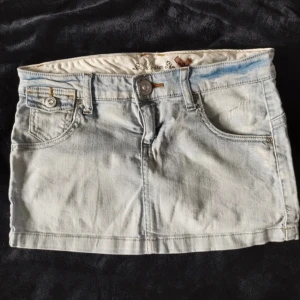 Lågmidjade jeans kjol -  Super snygg lågmidjad jeanskjol i blå. Storlek 34 i mycket bra skick. Hör av er vid eventuella frågor🩷 Högst bud: 350kr❤️