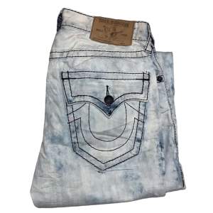 True Religion jeans Straight fit. W32 sick wash. [Ytterbenslängd 108cm] [Innerbenslängd 81cm] [Midja 41cm] [Benöppning 20cm]