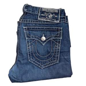 True Religion jeans Straight fit, KLIPPT TAG, knappen på vänstra fickan sönder men funkar fortfarande (bild 3) W36 [Ytterbenslängd 110cm] [Innerbenslängd 80cm] [Midja 48cm] [Benöppning 28cm]