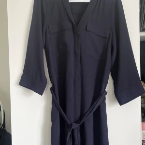 Marinblå lång klänning  - Storlek 34 