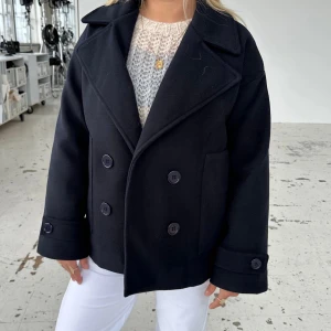 Kappa  - Säljer min kappa ifrån design by si som är jättefin nu till våren. Den är i storlek Xs/S. Säljer den för 500, nypris 750 (pris kan diskuteras)💕