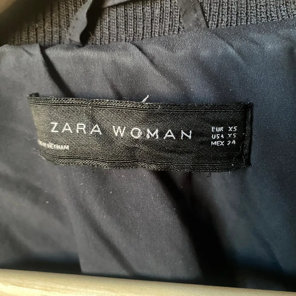 Säljer en quiltad marin blå jacka från Zara Woman i st XS som är i gott skick.. Jackor.