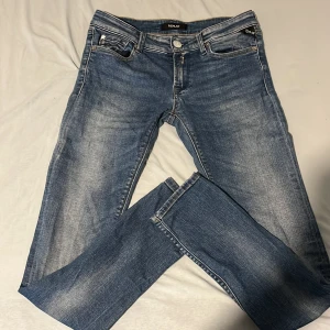 Replay Luz jeans - Tjena! Säljer dessa Replay jeans pga att det inte är i min storlek. Har inget kvitto. Det ändå som medföljer vid köp är byxorna. Skicket är väldigt bra, byxorna har inga skador. Kan även tänka mig sänka priset lite vid snabb affär. Tveka inte att dma
