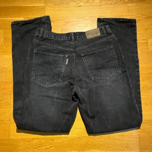 Broadcast Jeans - Säljer dessa jeans jag aldrig använt. För stora på mig dem påminner mig om replay jeans. Nypris: 800 kr. Sälja ej längre 