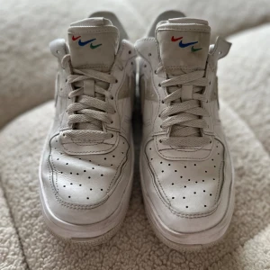 Nike white sneakers - Bra skick, nypris 1599 kr. 