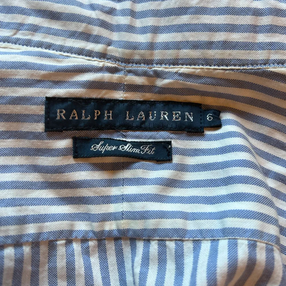 Hej! Säljer en polo Ralph lauren skjorta i storlek Xs😂 Skjortan är använd 5 gånger alltså skick: 10/10🤩Hör av dig vid minsta fundering eller fråga🤔. Skjortor.