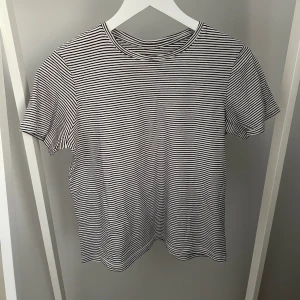 Randig T-shirt  - Svartvit randig T-shirt, tagit bort lapparna men tror storlek S från Zara. Bra skick!✨ Köparen står för frakten, kan mötas upp i Kalmar!