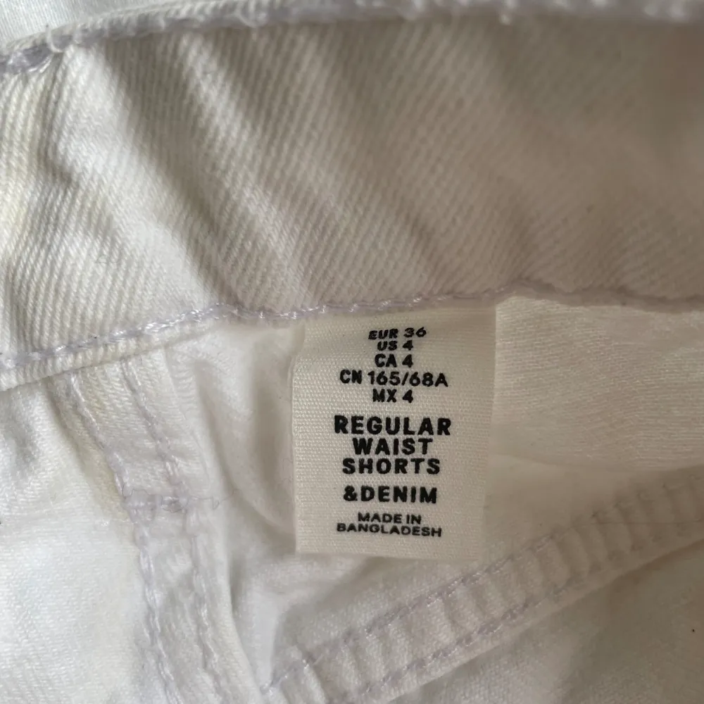 Säljer ett par vita jeansshorts från H&M. Shorts.