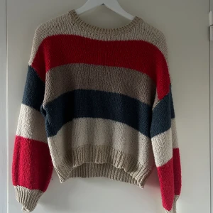 Randig stickad tröja i flera färger  - En super mysig och snygg stickad tröja i väldigt bra skick.💘 Den har olika färger bland annat guld längst upp och ner. 💛Perfekt till lite kallare sommarkvällar☀️