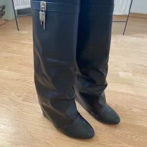 Trendiga boots  - Snygga trendiga boots som tyvärr inte kommer till användning. Är köpta secondhand så dem har en liten slitning längst ner på hälen (syns på sista bilden), men inget man tänker på. Annars är de i fint skick🥰